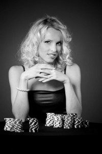 Junge eine Frau spielen Poker